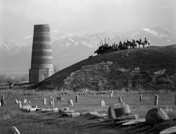 2003-жыл. Кыргызстан мамлекеттүүлүгүнүн 2 200 жылдыгын белгиледи. Сүрөттө Бурана мунарасы - Sputnik Кыргызстан