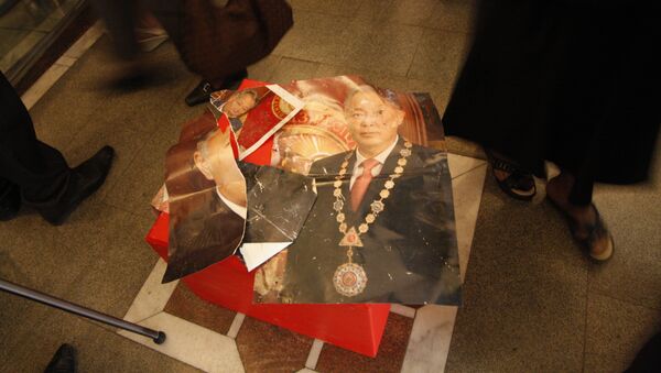 Апрель окуяларындагы качкын президент Курманбек Бакиевдин айрылган портрети - Sputnik Кыргызстан