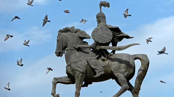 Памятник Манаса на площади Ала-Тоо в Бишкеке. Архивное фото - Sputnik Кыргызстан