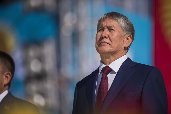 Алмазбек Атамбаев Кыргызстандын эгемендүүлүгүнүн 25 жылдыгына арналган Ала-Тоо аянтындагы салтанатта - Sputnik Кыргызстан