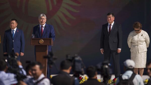 Убактылуу өкмөттүн мүчөлөрү президент Алмазбек Атамбаев - Sputnik Кыргызстан