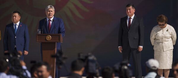 Убактылуу өкмөттүн мүчөлөрү президент Алмазбек Атамбаев - Sputnik Кыргызстан