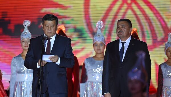 Премьер-министр Сооронбай Жээнбеков выступает с поздравительной речью на праздничном концерте на площади Ала-Тоо в честь 25-летия независимости Кыргызстана - Sputnik Кыргызстан