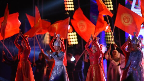 Танцевальный коллектив на праздничном концерте на площади Ала-Тоо, архивное фото - Sputnik Кыргызстан