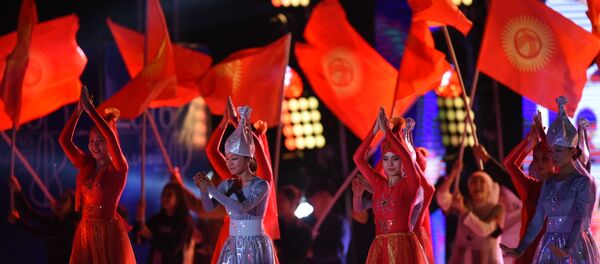 Танцевальный коллектив на праздничном концерте на площади Ала-Тоо, архивное фото - Sputnik Кыргызстан