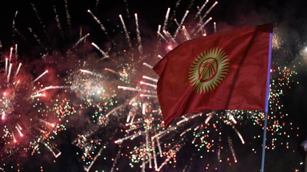 Флаг Кыргызстана на фоне праздничного салюта. Архивное фото - Sputnik Кыргызстан
