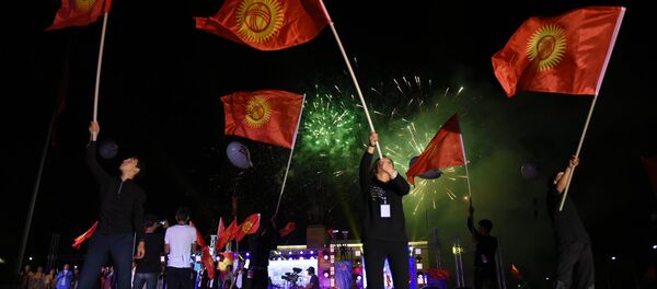 Артисты с флагом Кыргызстана. Архивное фото - Sputnik Кыргызстан