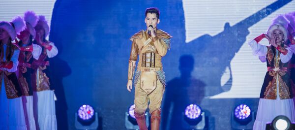 Ырчы Мирбек Атабеков концерт учурунда. Архив - Sputnik Кыргызстан