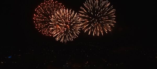 Ала-Тоо аянтындагы майрамдык концерт асманга атылган салют менен аяктады. - Sputnik Кыргызстан