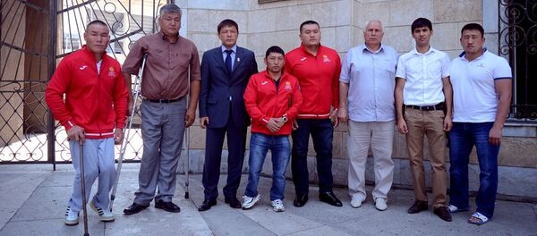 Паралимпиада катышуучусу Эсен Калиев (төртүнчү сол жактан). Архив - Sputnik Кыргызстан