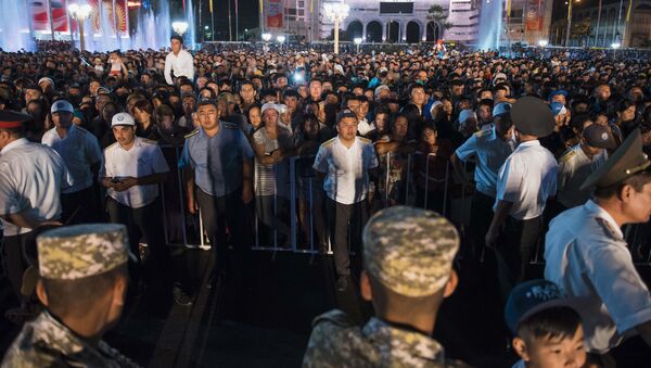 Сотрудники правоохранительных органов и зрители на праздничном концерте на площади Ала-Тоо в честь 25-летия независимости Кыргызстана - Sputnik Кыргызстан