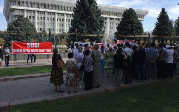 По словам вторых, Министерство юстиции КР разработало поправки в законодательство, согласно которым предлагается разрешить принудительное изъятие частного жилья и земельных участков для общественных нужд - Sputnik Кыргызстан