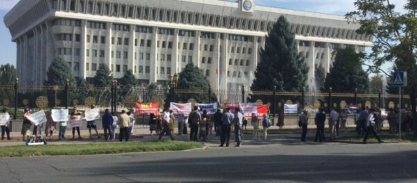 Митинг у здания Жогорку Кенеша Митинг у здания Жогорку Кенеша - Sputnik Кыргызстан