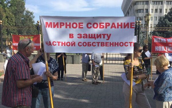 Неподалеку проходит другой митинг: члены КОСГ выступают против действующей системы распределения квартир между участниками общества. - Sputnik Кыргызстан