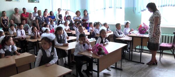 Банты, волнующиеся родители и много детей — День знаний в Бишкеке - Sputnik Кыргызстан