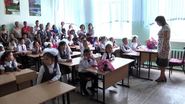 Банты, волнующиеся родители и много детей — День знаний в Бишкеке - Sputnik Кыргызстан