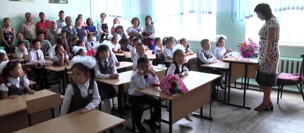 Ак бантик жана жайнаган көздөр — Бишкектеги билим күнү - Sputnik Кыргызстан