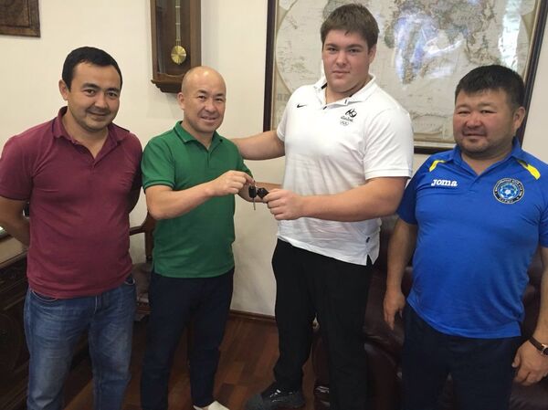 Вручение дзюдоисту Юрию Краковецкому автомобиль марки Subaru Impreza - Sputnik Кыргызстан