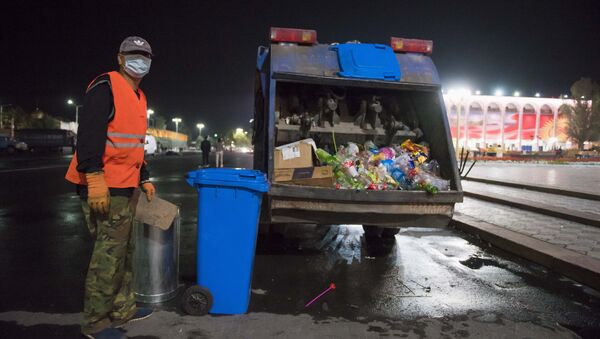 Сотрудник МП Тазалык во время уборки мусора на площади Ала-Тоо. Архивное фото - Sputnik Кыргызстан