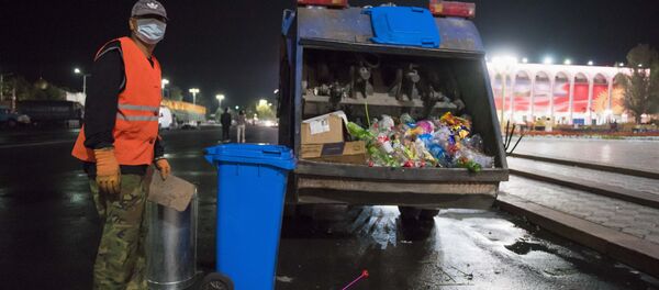 Уборка мусора с площади Ала-Тоо в Бишкеке. Архивнео фото - Sputnik Кыргызстан