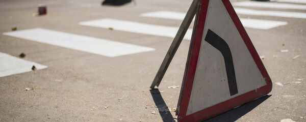 Дорожный указатель Опасный поворот налево - Sputnik Кыргызстан