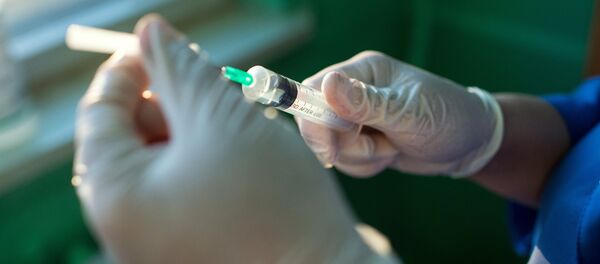 Медсестра набирает лекарство в шприц. Архивное фото - Sputnik Кыргызстан