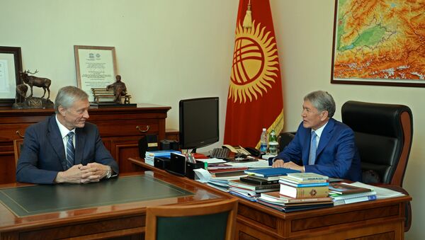 Президент Кыргызской Республики Алмазбек Атамбаев во время встречи с Генеральным секретарем ОДКБ Николаем Бордюжой - Sputnik Кыргызстан