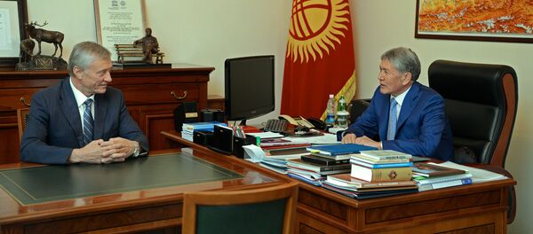 Президент Кыргызской Республики Алмазбек Атамбаев во время встречи с Генеральным секретарем ОДКБ Николаем Бордюжой - Sputnik Кыргызстан