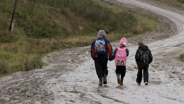 Дети идут по дороге из школы. Архивное фото - Sputnik Кыргызстан