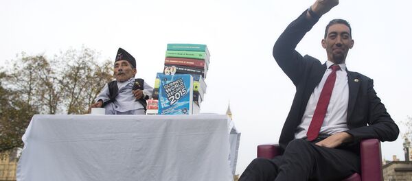 Дүйнөдөгү эң узун адам Султан Кёсен жана бою эң кыска Чандра Бахадур Данги. Архив - Sputnik Кыргызстан