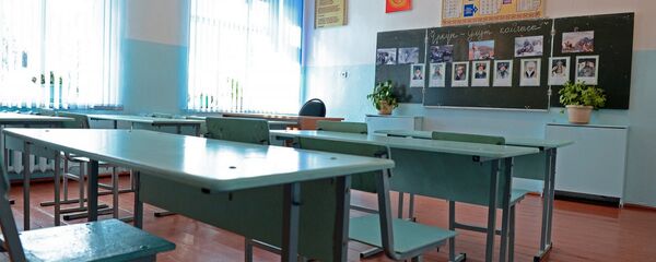 Торжественная линейка в День знания в средней школе им. С.Чокморова в селе Чон-Таш - Sputnik Кыргызстан