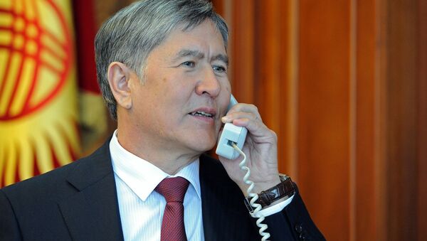 Президент Кыргызской Республики Алмазбек Атамбаев во время разговора по телефону. Архивное фото - Sputnik Кыргызстан