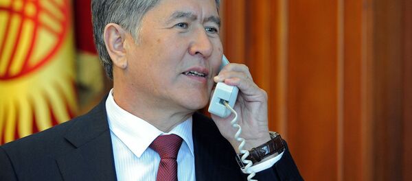 Президент Кыргызской Республики Алмазбек Атамбаев во время разговора по телефону. Архивное фото - Sputnik Кыргызстан