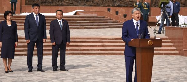 Президент Алмазбек Атамбаев на открытии мемориала, посвященного памяти погибших во время Уркуна (Великого исхода) в комплексе Ата-Бейит Президент Алмазбек Атамбаев на открытии мемориала, посвященного памяти погибших во время Уркуна (Великого исхода) в комплексе Ата-Бейит - Sputnik Кыргызстан