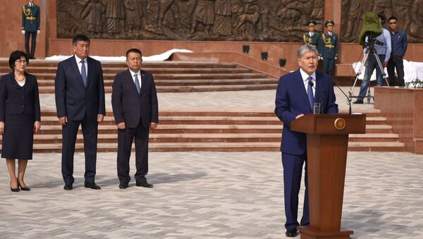 Президент Алмазбек Атамбаев на открытии мемориала, посвященного памяти погибших во время Уркуна (Великого исхода) в комплексе Ата-Бейит - Sputnik Кыргызстан