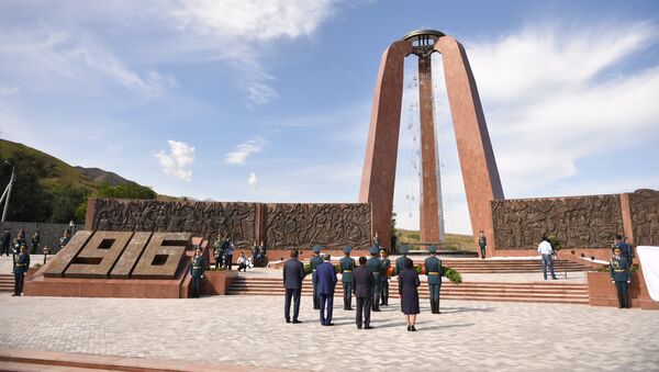 Президент Алмазбек Атамбаев на открытии мемориала, посвященного памяти погибших во время Уркуна (Великого исхода) в комплексе Ата-Бейит - Sputnik Кыргызстан