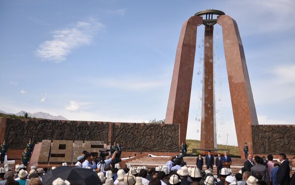Между братскими кыргызским и русским народами нет ненависти, заявил Алмазбек Атамбаев на церемонии открытия мемориала памяти жертв событий 1916 года. - Sputnik Кыргызстан