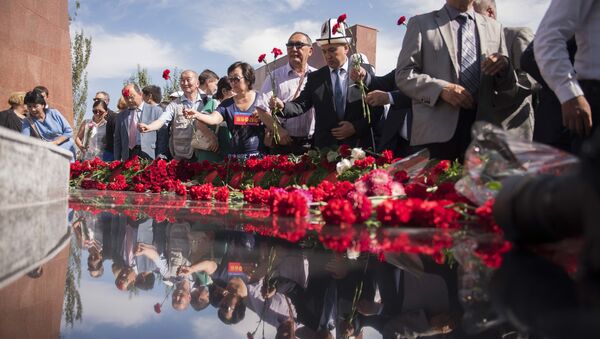 Люди на открытии мемориала, посвященного памяти погибших во время Уркуна (Великого исхода) в комплексе Ата-Бейит - Sputnik Кыргызстан