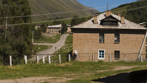 Дома в поселке Мин-Куш в Нарынской области. Архивное фото - Sputnik Кыргызстан