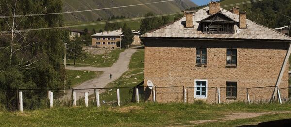 Дома в поселке Мин-Куш в Нарынской области. Архивное фото - Sputnik Кыргызстан