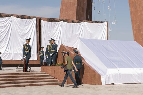 Салтанаттын ачылышына чейин мемориал ак мата менен жабылып турду - Sputnik Кыргызстан