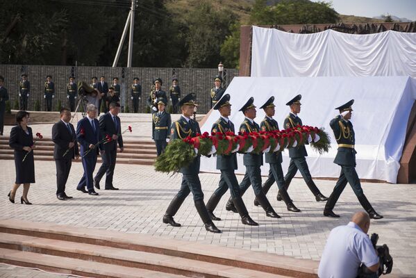 Открытие мемориала, посвященного памяти погибших во время Уркуна (Великого исхода) в комплексе Ата-Бейит - Sputnik Кыргызстан
