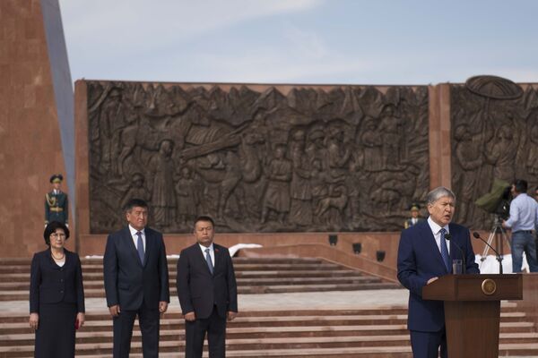 Президент Алмазбек Атамбаев сөз сүйлөп жатат - Sputnik Кыргызстан