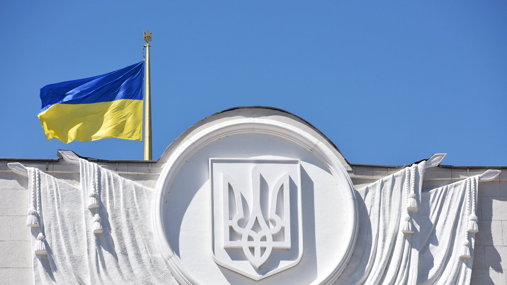 Флаг Украины на здании Верховной рады в Киеве. Архивное фото - Sputnik Кыргызстан, 1920, 23.02.2022