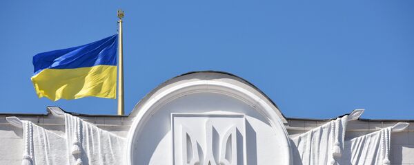 Флаг Украины на здании Верховной рады в Киеве. Архивное фото Флаг Украины на здании Верховной рады в Киеве. Архивное фото - Sputnik Кыргызстан