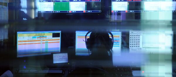 Сотрудники телеканала в студии во время эфира. Архивное фото - Sputnik Кыргызстан