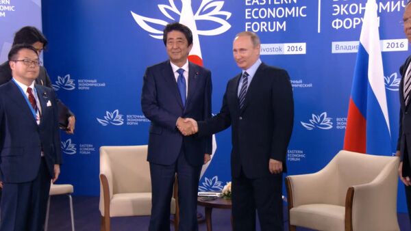 Путин и Абэ во Владивостоке обсудили развитие российско-японских отношений - Sputnik Кыргызстан