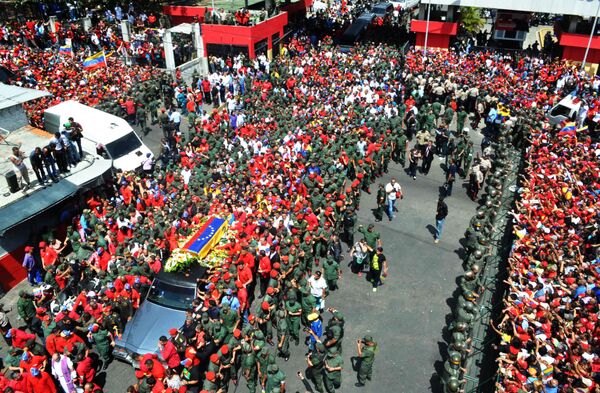 Венесуэла президенти Уго Чавести эли Каракаста акыркы сапарга узатууда. 2013-жылдын 6-марты. Аза күтүү өлкөдө 11 күнгө созулган - Sputnik Кыргызстан