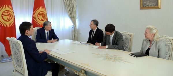 Президент Алмазбек Атамбаев и заместитель помощника Госсекретаря США Дэна Розенблюма и Ангелу Аггелер Президент Алмазбек Атамбаев и заместитель помощника Госсекретаря США Дэна Розенблюма и Ангелу Аггелер - Sputnik Кыргызстан