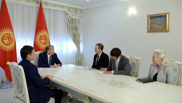 Президент Алмазбек Атамбаев и заместитель помощника Госсекретаря США Дэна Розенблюма и Ангелу Аггелер - Sputnik Кыргызстан